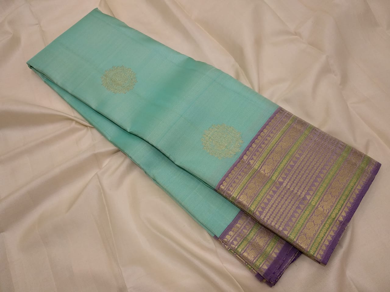 Kattaas Classic & Traditional Kanchipuram  Handwoven Silk Saree,  Beautiful Borders & butta with Grand Pallu.