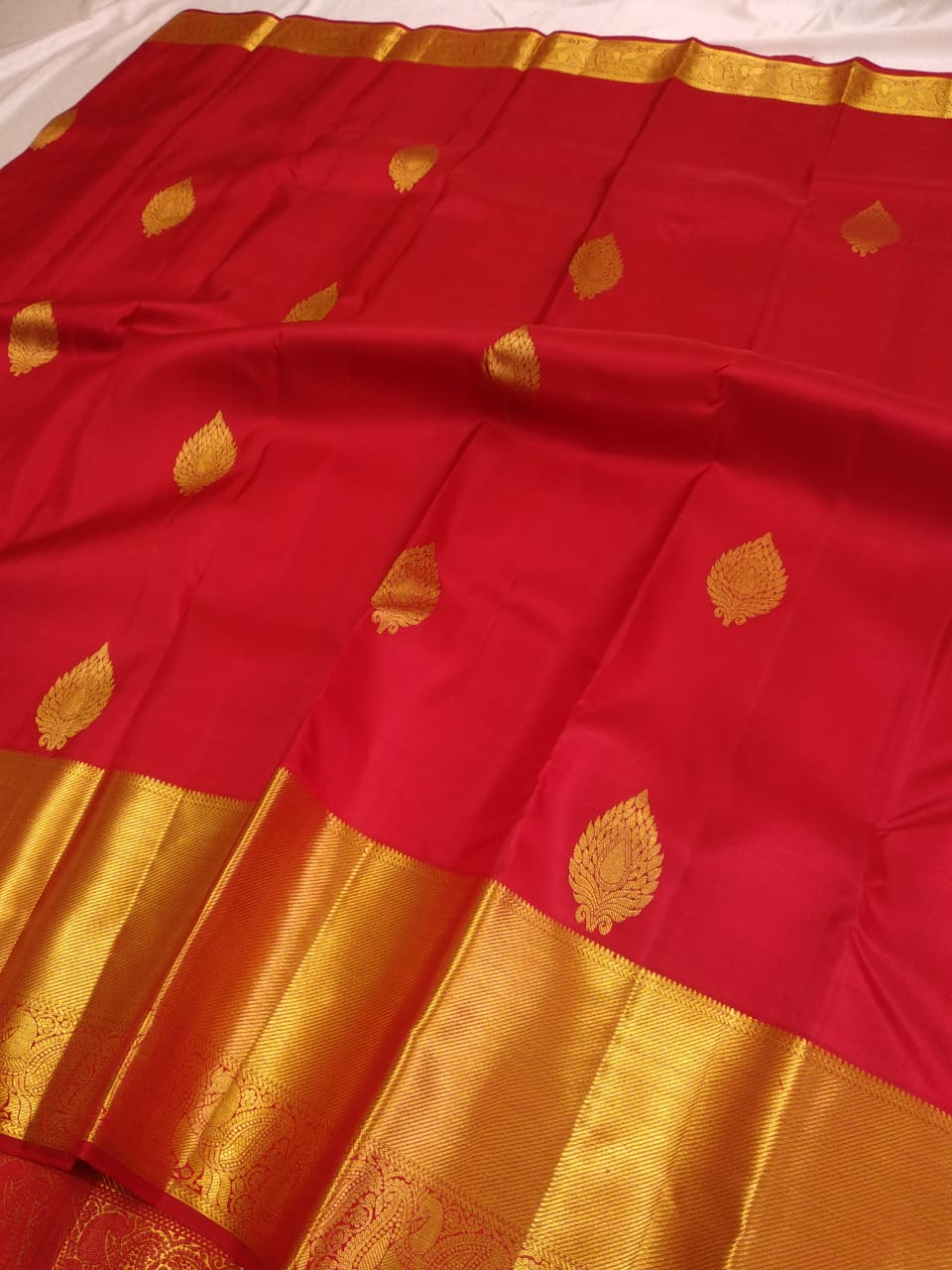 Kattaas Classic & Traditional Kanchipuram  Handwoven Silk Saree,  Beautiful Borders & butta with Grand Pallu.