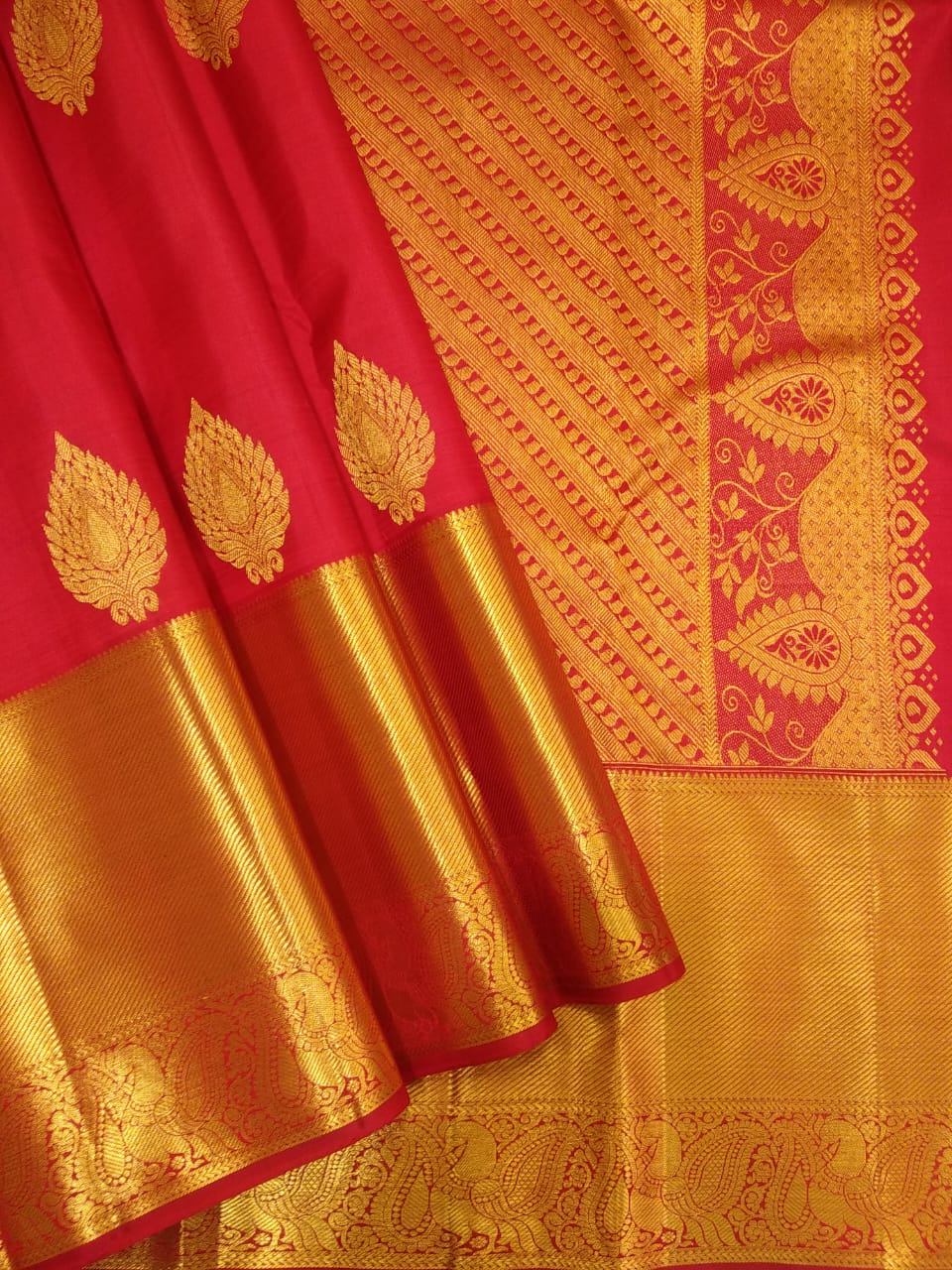 Kattaas Classic & Traditional Kanchipuram  Handwoven Silk Saree,  Beautiful Borders & butta with Grand Pallu.