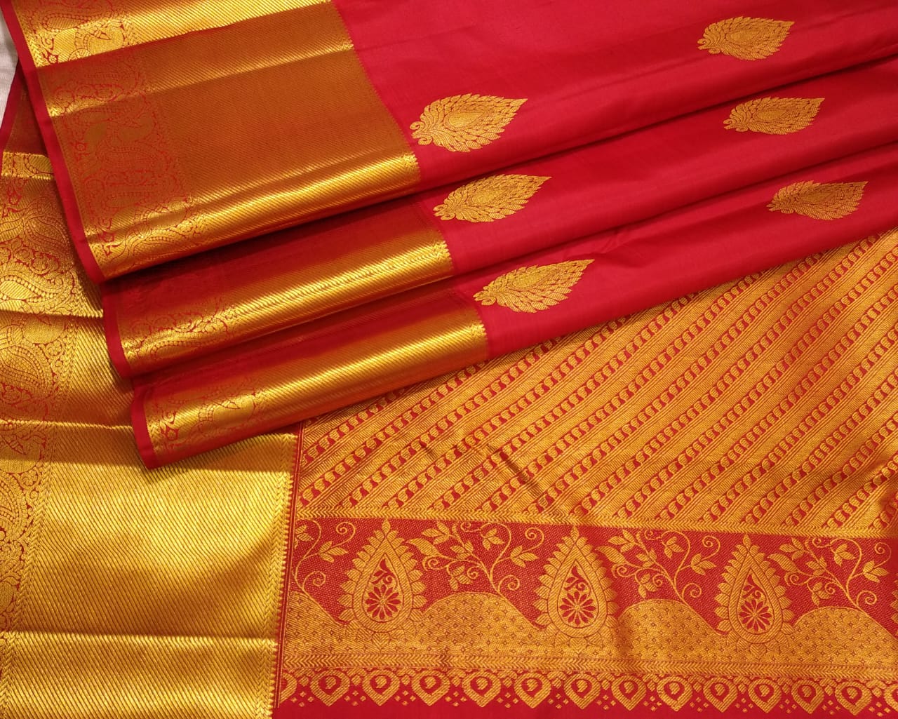 Kattaas Classic & Traditional Kanchipuram  Handwoven Silk Saree,  Beautiful Borders & butta with Grand Pallu.