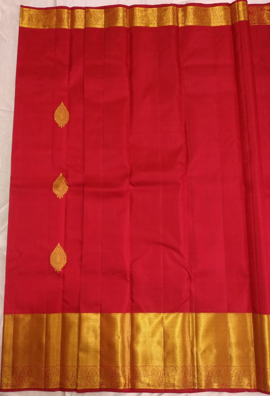 Kattaas Classic & Traditional Kanchipuram  Handwoven Silk Saree,  Beautiful Borders & butta with Grand Pallu.