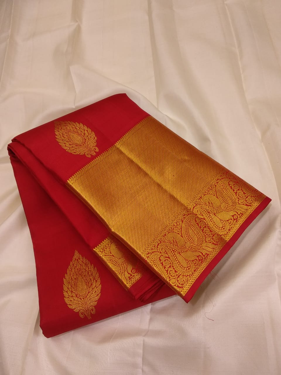 Kattaas Classic & Traditional Kanchipuram  Handwoven Silk Saree,  Beautiful Borders & butta with Grand Pallu.