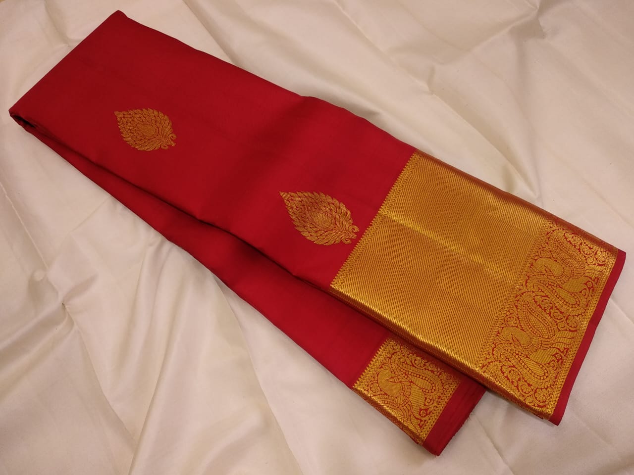 Kattaas Classic & Traditional Kanchipuram  Handwoven Silk Saree,  Beautiful Borders & butta with Grand Pallu.