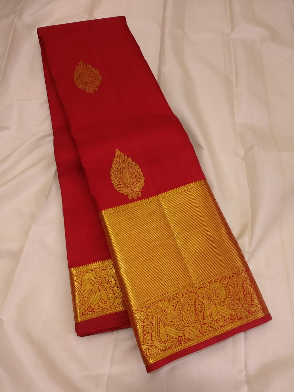 Kattaas Classic & Traditional Kanchipuram  Handwoven Silk Saree,  Beautiful Borders & butta with Grand Pallu.