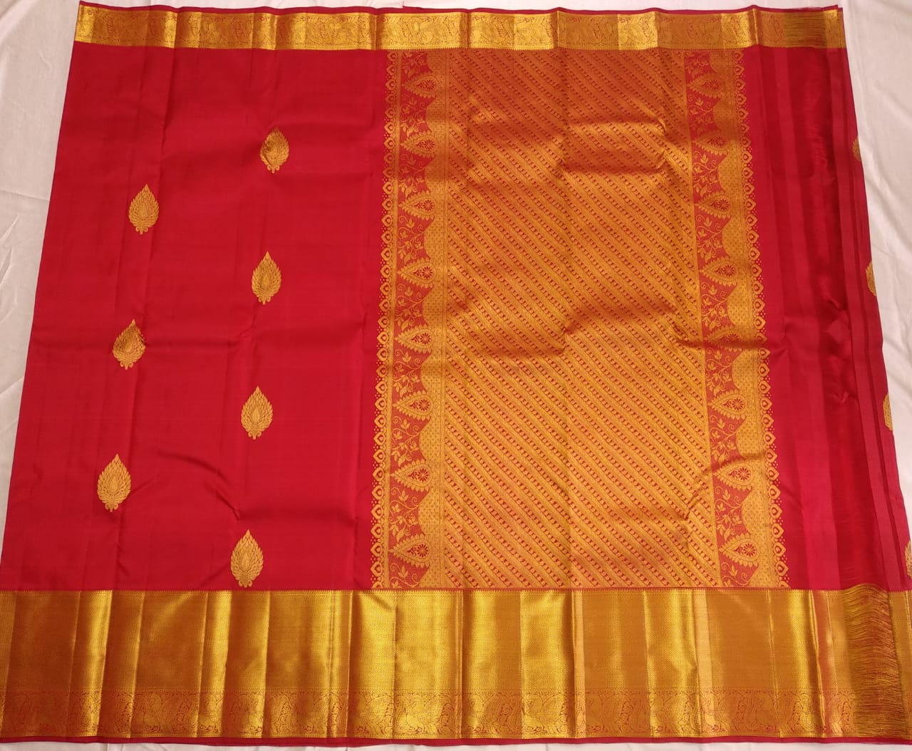 Kattaas Classic & Traditional Kanchipuram  Handwoven Silk Saree,  Beautiful Borders & butta with Grand Pallu.