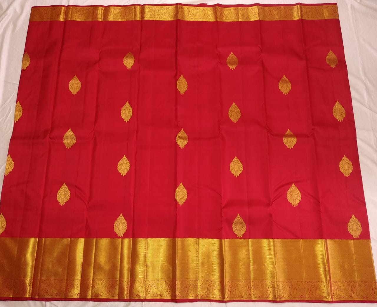 Kattaas Classic & Traditional Kanchipuram  Handwoven Silk Saree,  Beautiful Borders & butta with Grand Pallu.