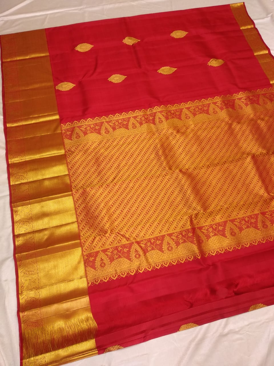 Kattaas Classic & Traditional Kanchipuram  Handwoven Silk Saree,  Beautiful Borders & butta with Grand Pallu.