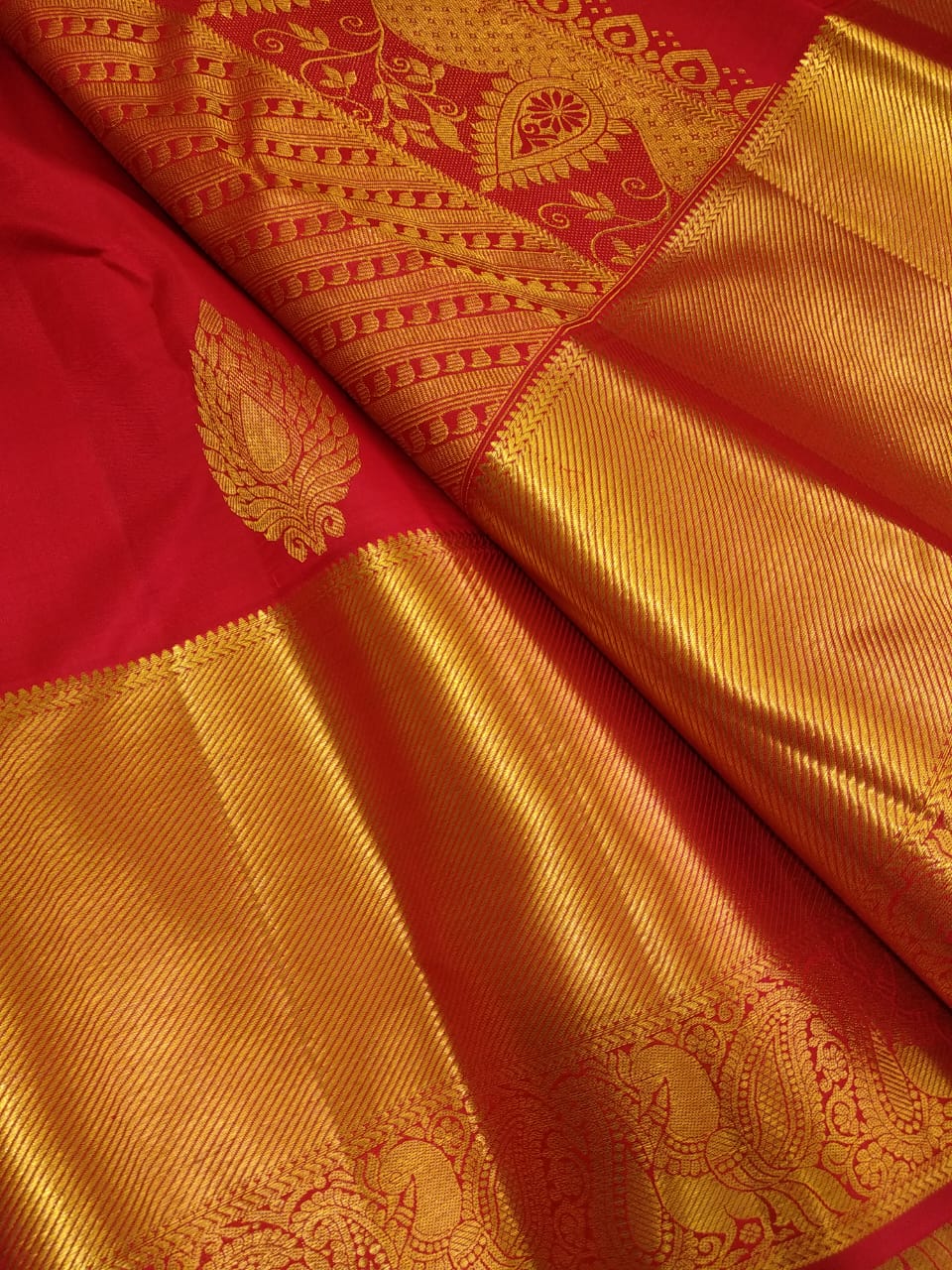 Kattaas Classic & Traditional Kanchipuram  Handwoven Silk Saree,  Beautiful Borders & butta with Grand Pallu.