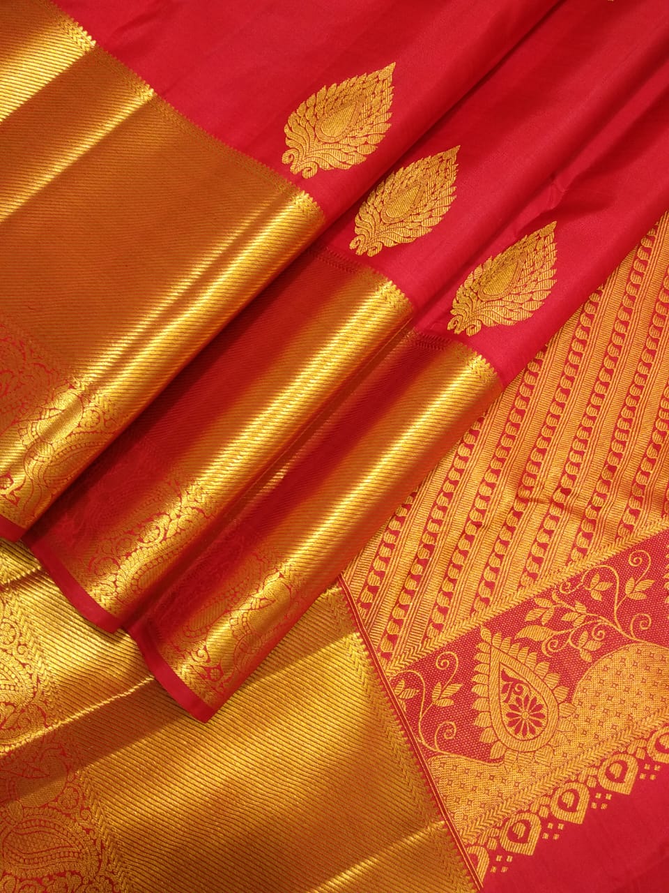 Kattaas Classic & Traditional Kanchipuram  Handwoven Silk Saree,  Beautiful Borders & butta with Grand Pallu.