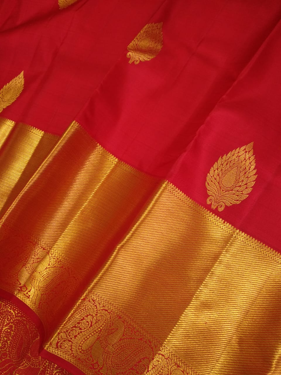 Kattaas Classic & Traditional Kanchipuram  Handwoven Silk Saree,  Beautiful Borders & butta with Grand Pallu.