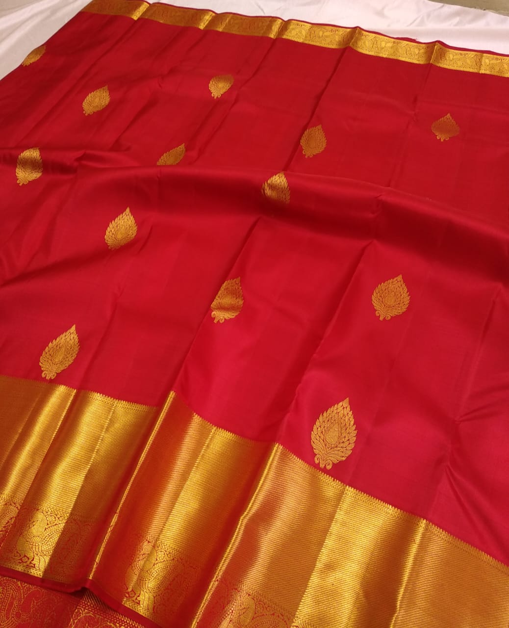 Kattaas Classic & Traditional Kanchipuram  Handwoven Silk Saree,  Beautiful Borders & butta with Grand Pallu.