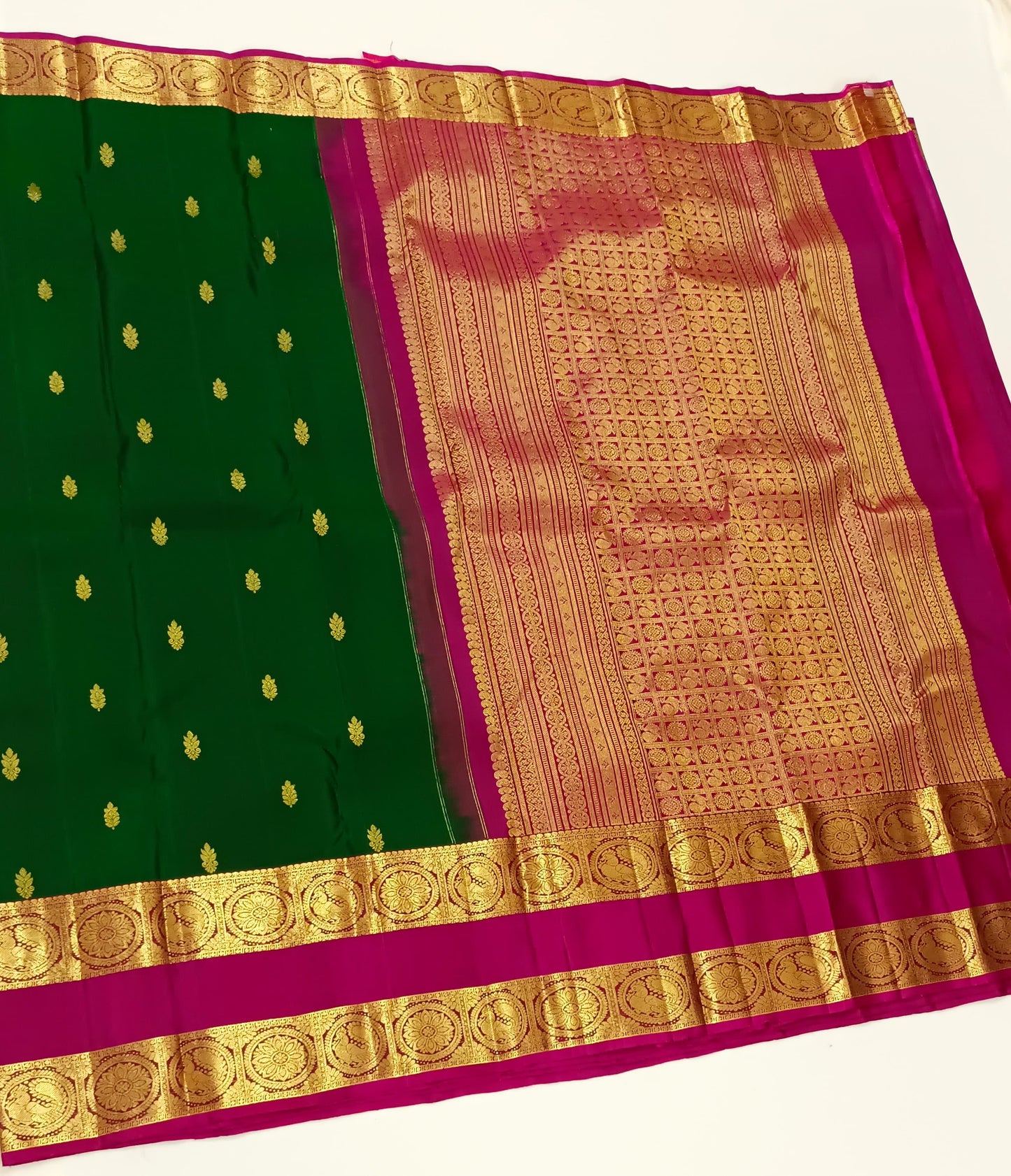 Traditional Kanchipuram  Silks in Rettai Pet Borders with Beautiful butties and Rich & Grand Pallu